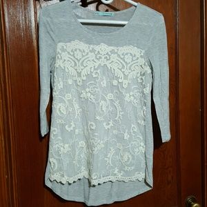 Quarterlength sleeve top